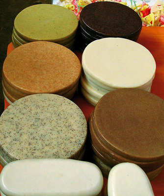 饵块配茶，清香原味 塑料制品制造下的传统美食坚守